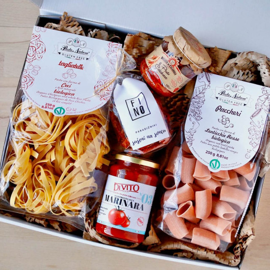 Poklon paket tjestenine bez glutena, pesto i umak od rajčice