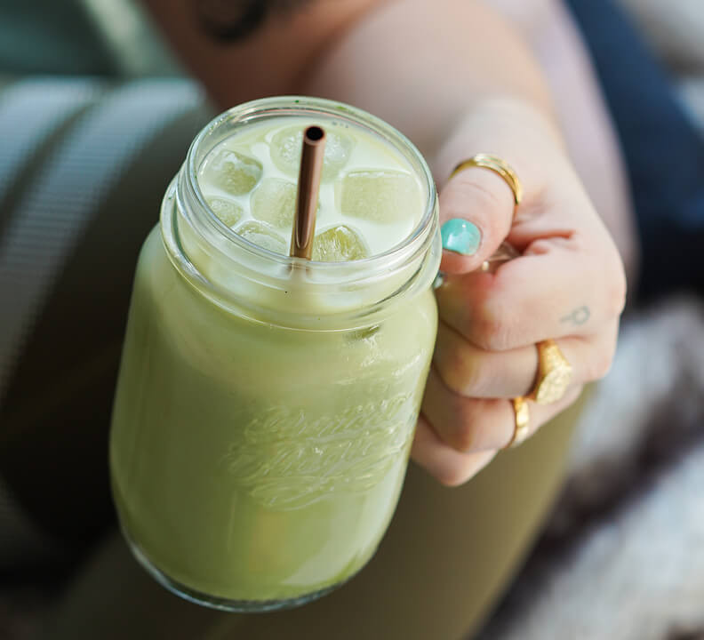 Iced veganski matcha latte