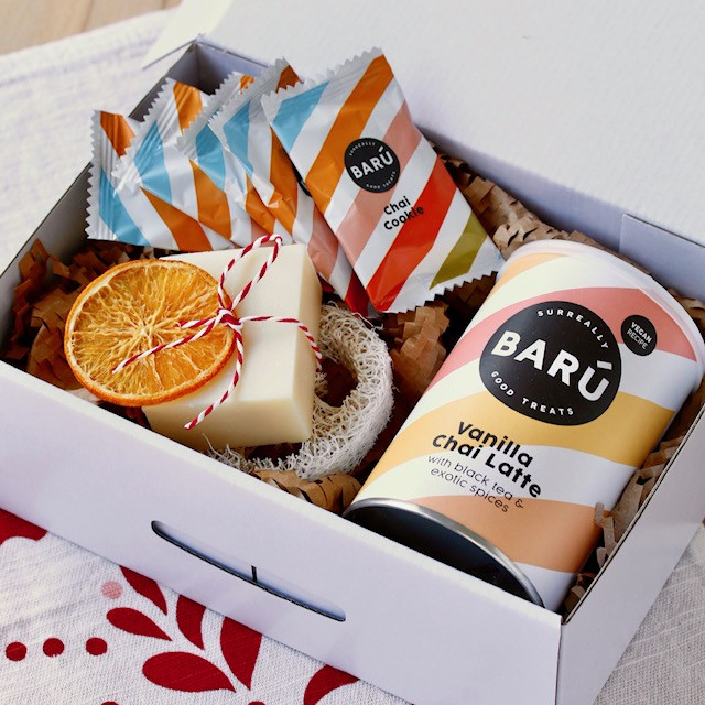 Poklon pakiranje chai latte i chai keksi