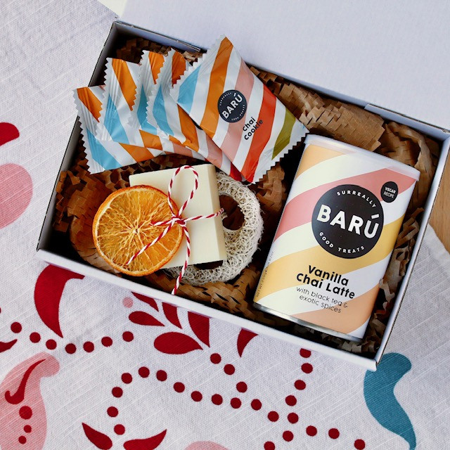 Box chai latte napitak i chai keksi