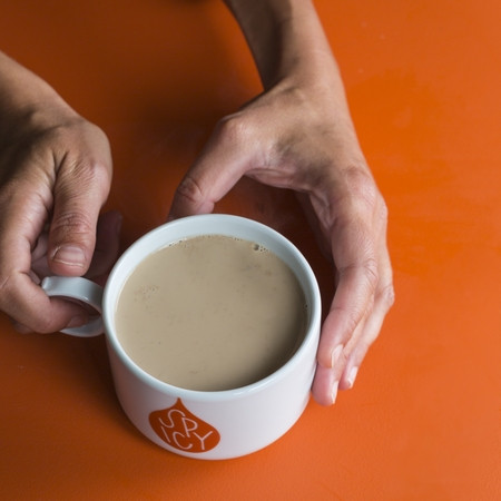 Chai latte u prahu za pripremu napitka