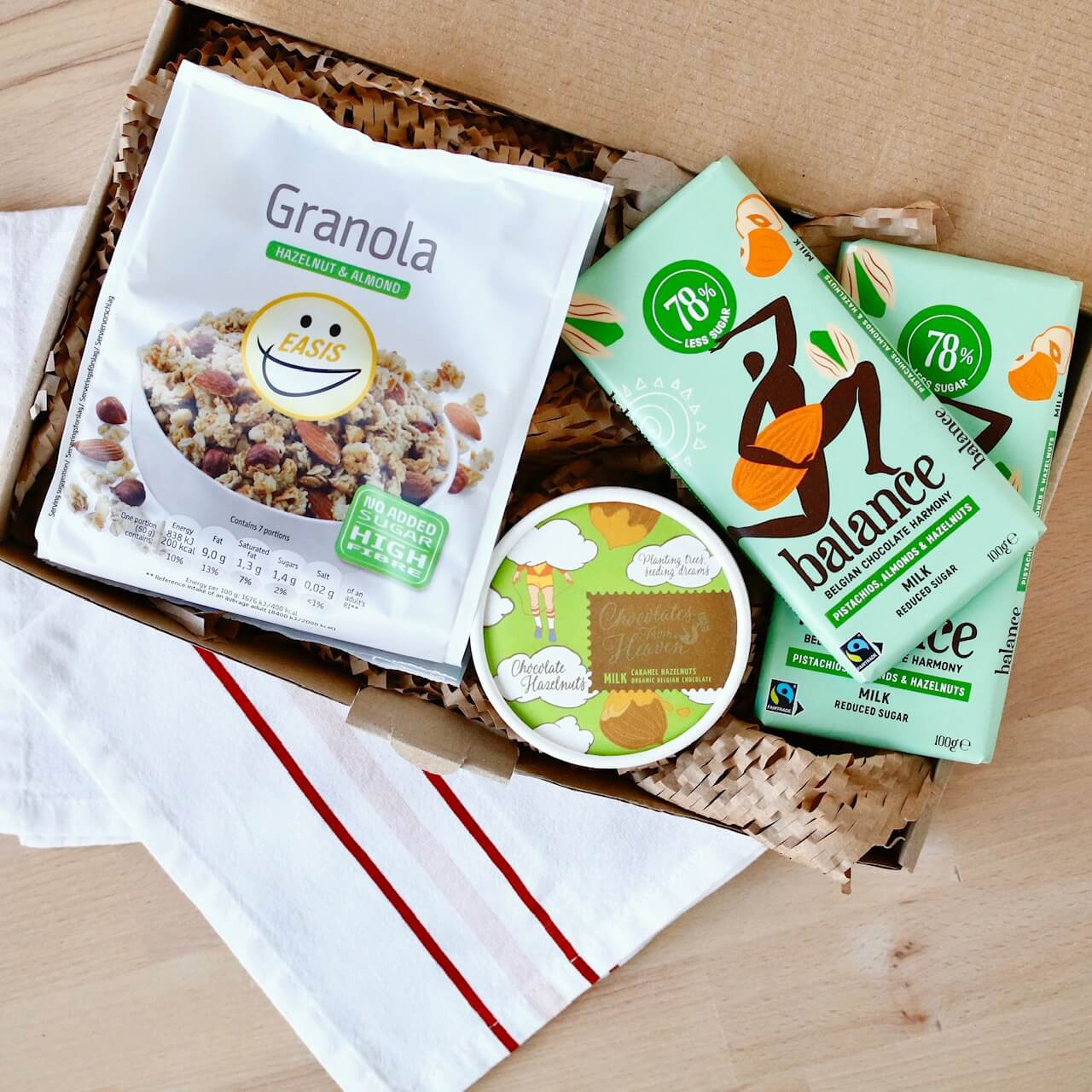 Darilni paket granola s bademima i lješnjacima i lješnjaci u čokoladi