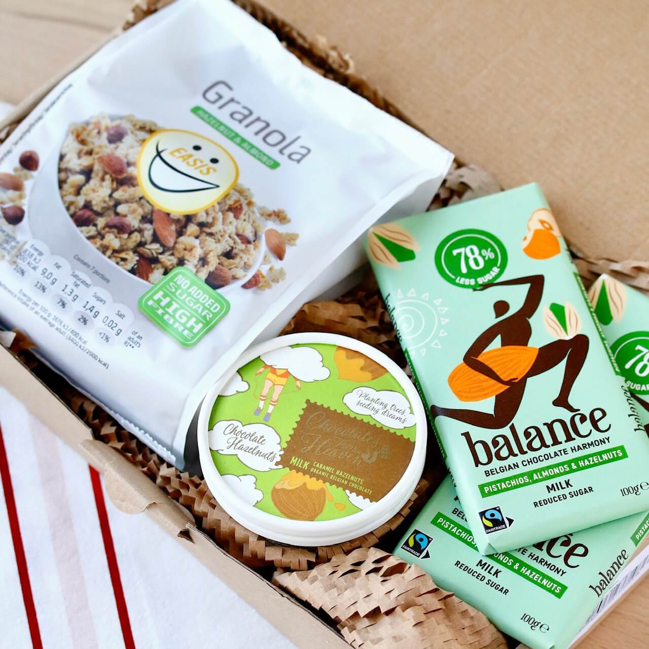 Darilni paket granola s bademima i lješnjacima bez šećera i lješnjaci u čokoladi