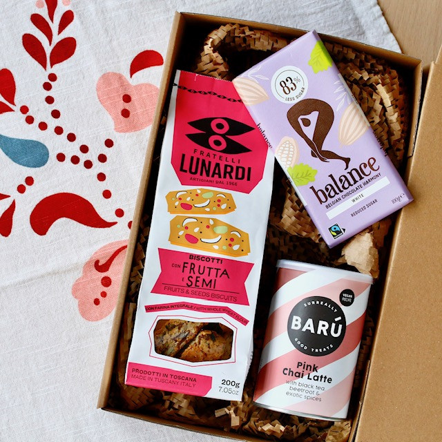 Darilni box s keksima, bijelom čokoladom i chai latte napitkom