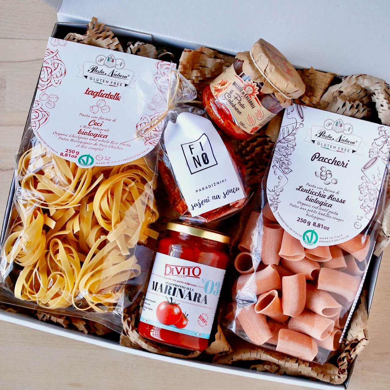 Poklon paket tjestenine bez glutena, pesto i umak od rajčice
