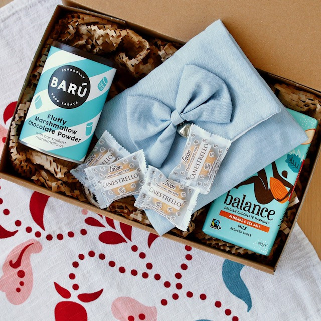 Darilni paket s vrućom čokoladom i keksima u torbici