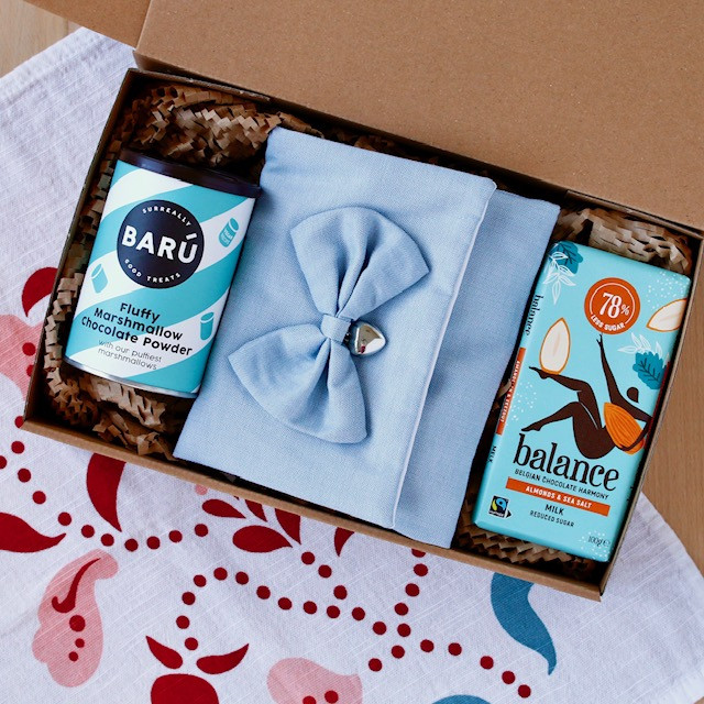 Darilni paket s vrućom čokoladom i keksima