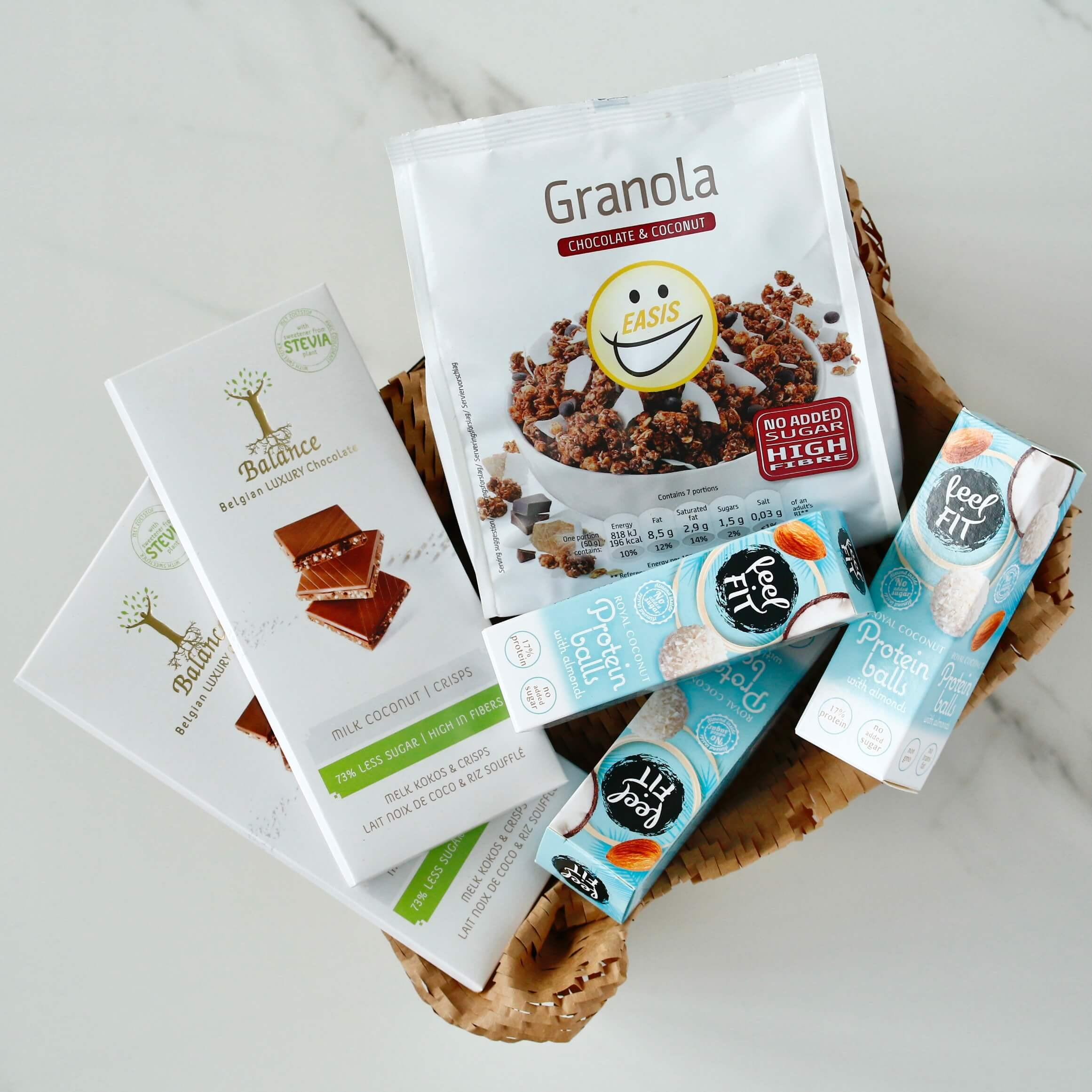 Nuts about coconuts je poklon paket kombinacije proizvoda s okusom kokosa i čokolade (granola, čokolade, kokosove kuglice).