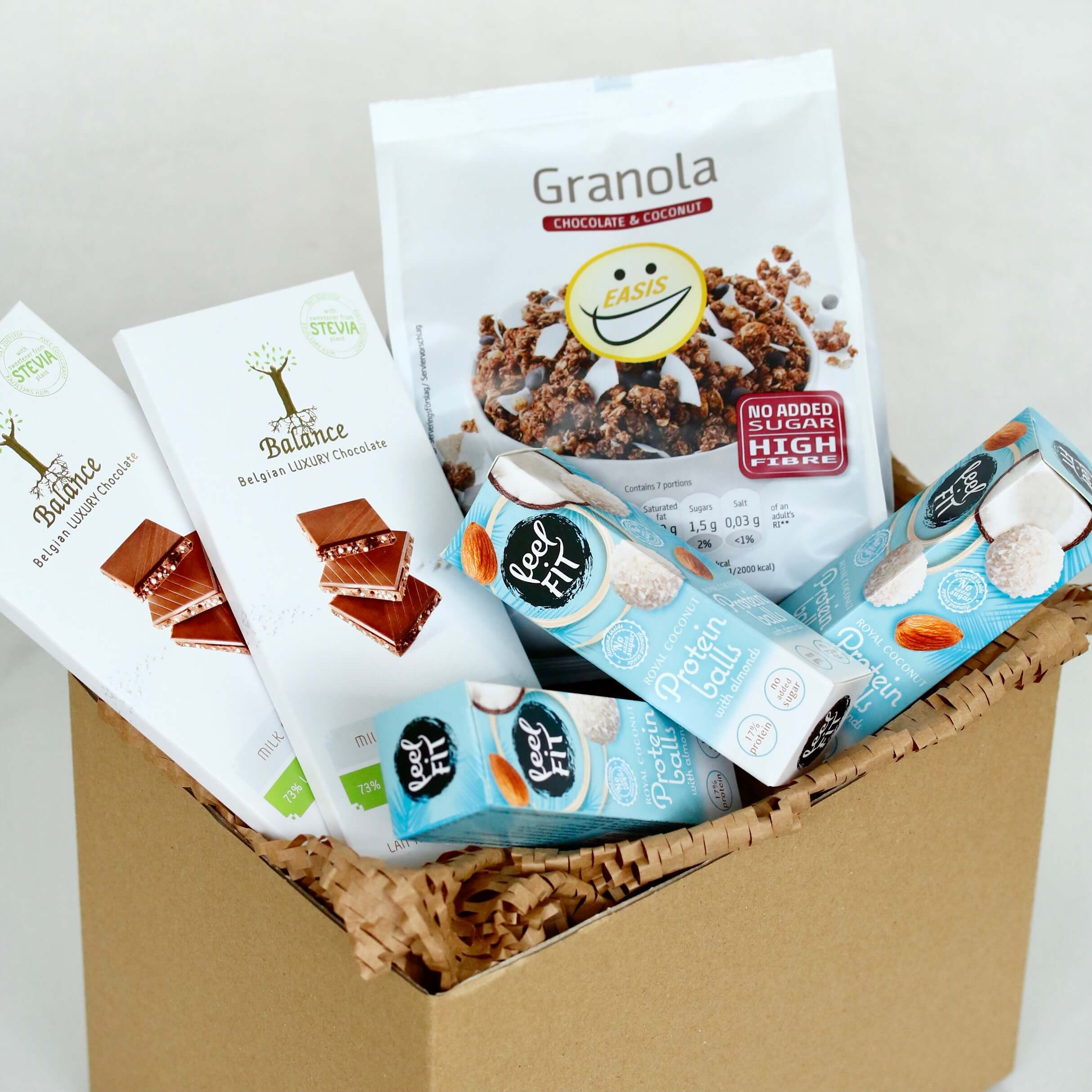 Paket proizvoda nuts about coconuts sastoji se od raznih proizvoda koji sadrže kokos i čokoladu (granola, čokolade, kokos kuglice).