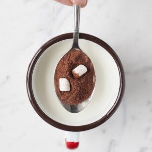 Vruća čokolada s slatkim marshmallow penicama